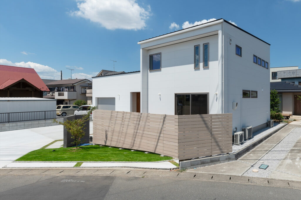 目隠しフェンスの施工例（高さがあるタイプ）