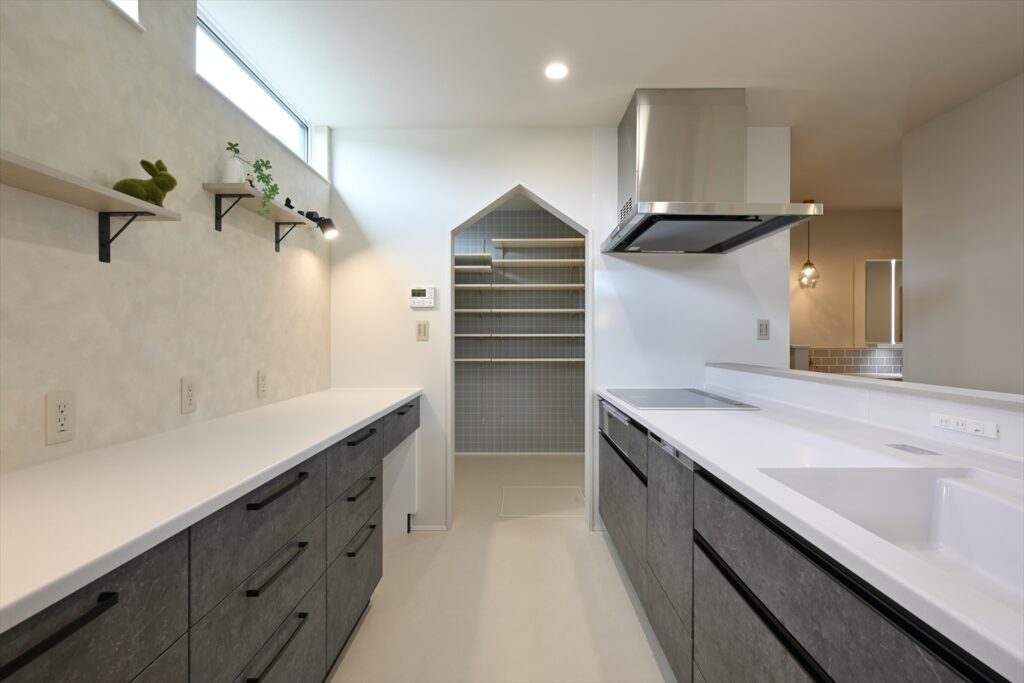 回遊動線を整えるパントリー・背面収納の例