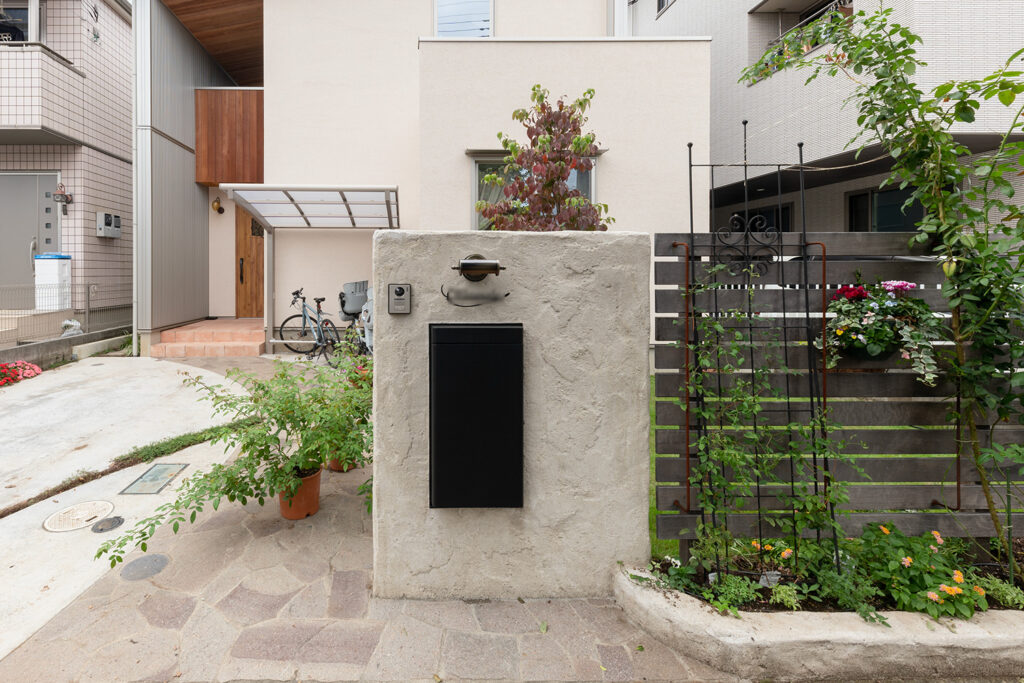 宅配ボックス付き機能門柱の施工例