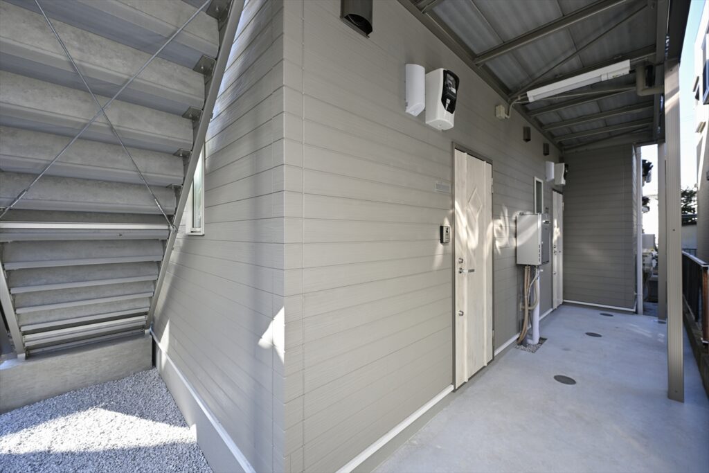 アパートの外観と共用廊下