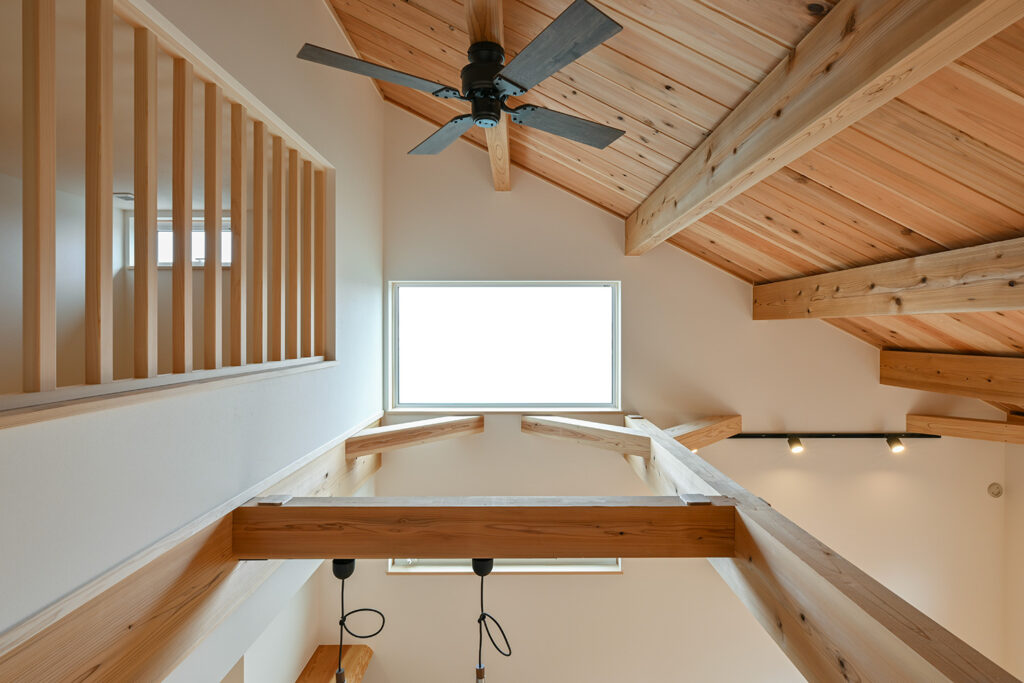 吹き抜けの高窓と断熱窓のイメージ