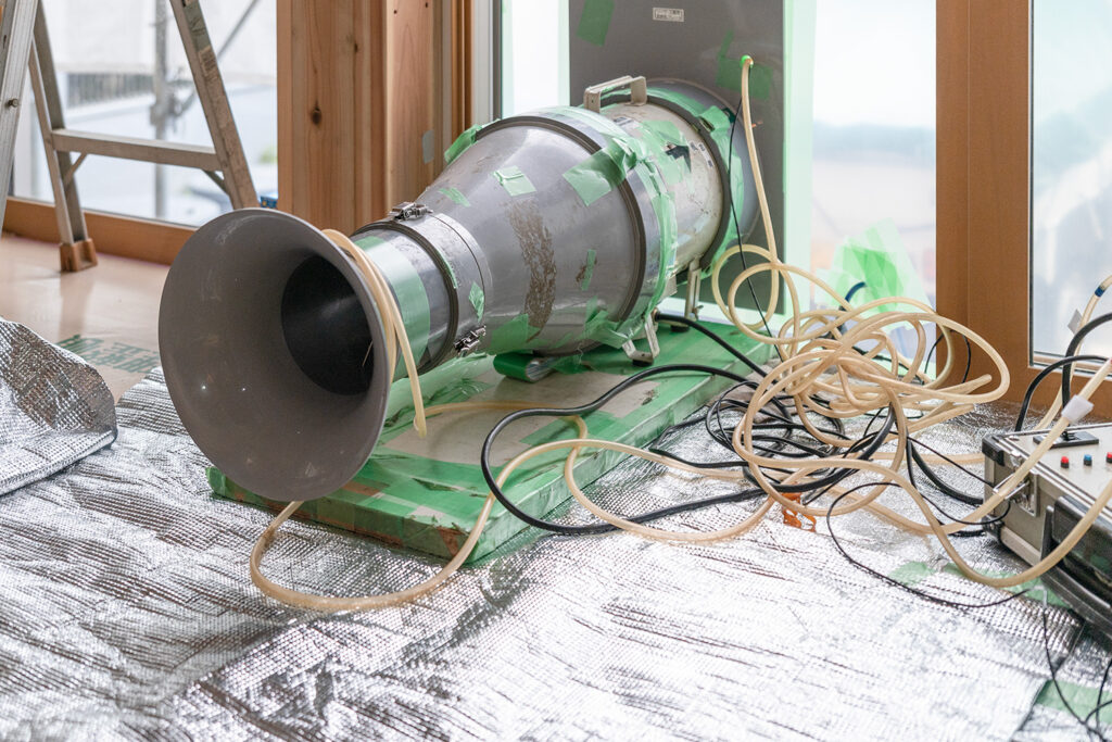 C値を測る気密測定（ブロワドア試験）の様子