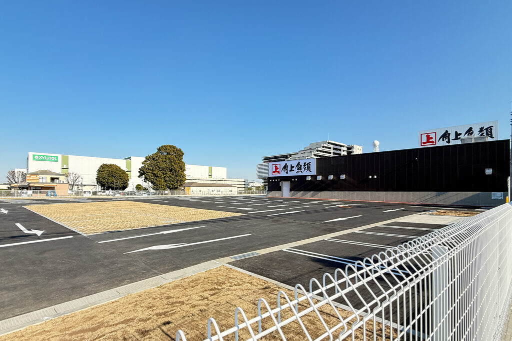 角上魚類 狭山店の外観(入口反対側)