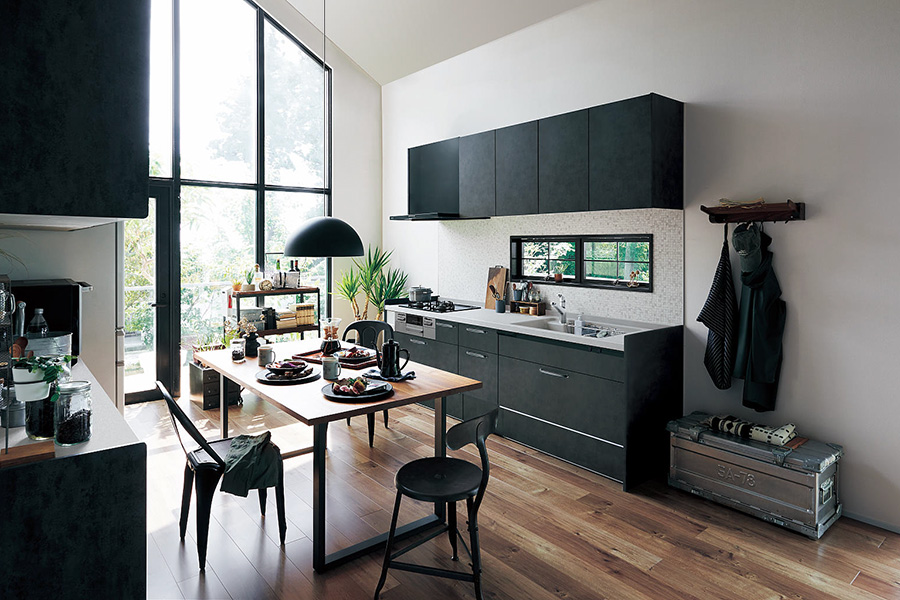 パナソニックのシステムキッチン「Ｓクラス」の施工イメージ。ダークカラーの壁付けキッチンで、空間に馴染むキッチンリフォーム