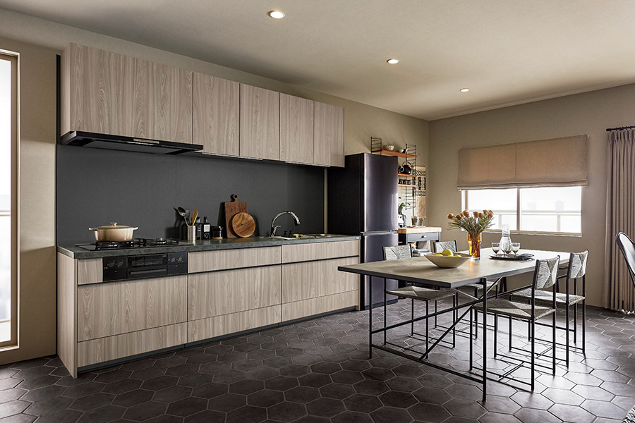 モダンなLDKに馴染むシステムキッチンのイメージ。アップルホームのキッチンリフォームプラン