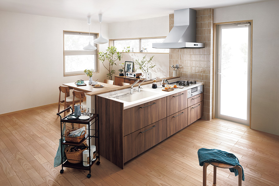 TOTOのシステムキッチン「ミッテ」の施工イメージ。木目の対面キッチンで作業スペースが広く、家事がしやすいキッチンリフォーム