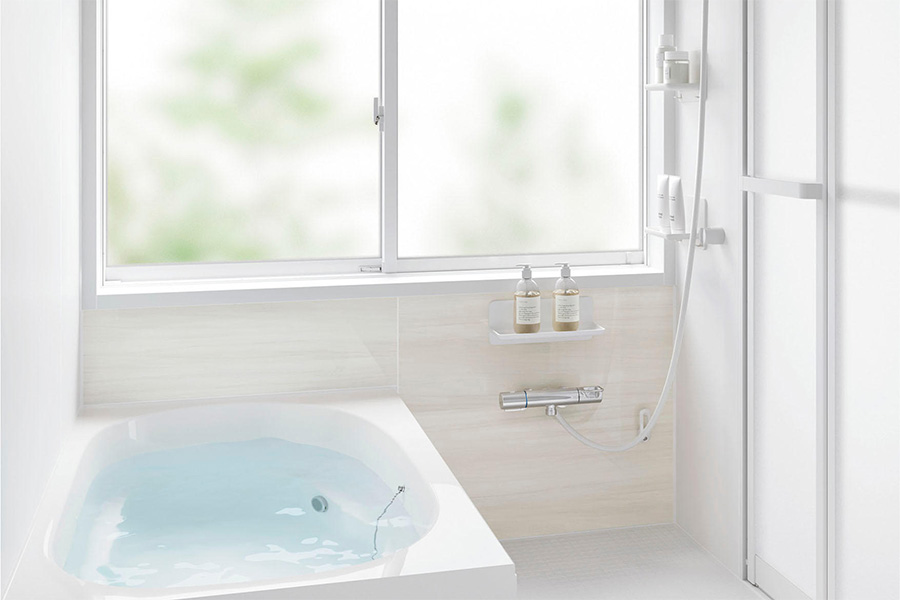 明るく清潔感のあるシステムバスの浴室（お風呂）。浴槽とシャワーまわりがすっきり整った浴室リフォームのイメージ