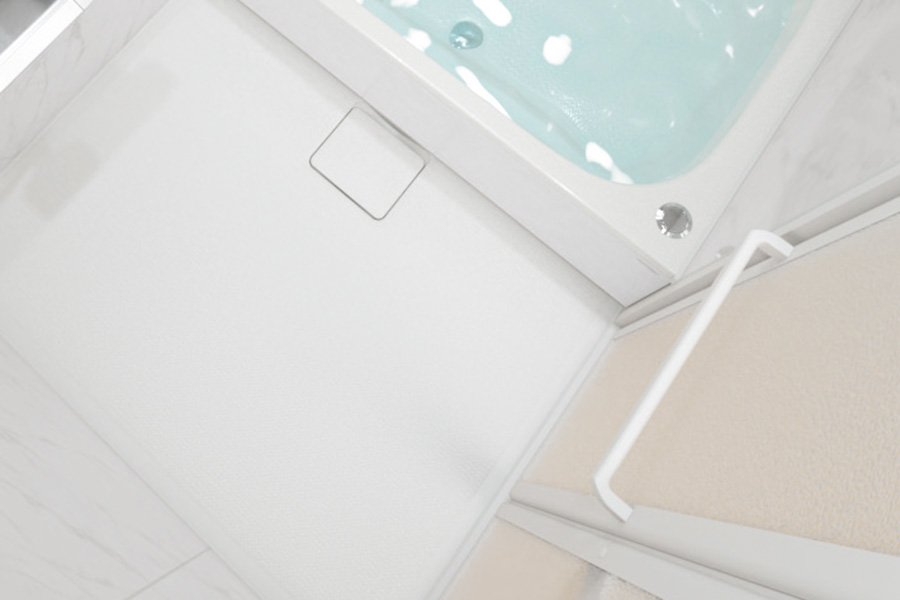 浴室の床と浴槽まわりの様子。段差を抑え、滑りにくさに配慮した浴室（お風呂）リフォームのイメージ