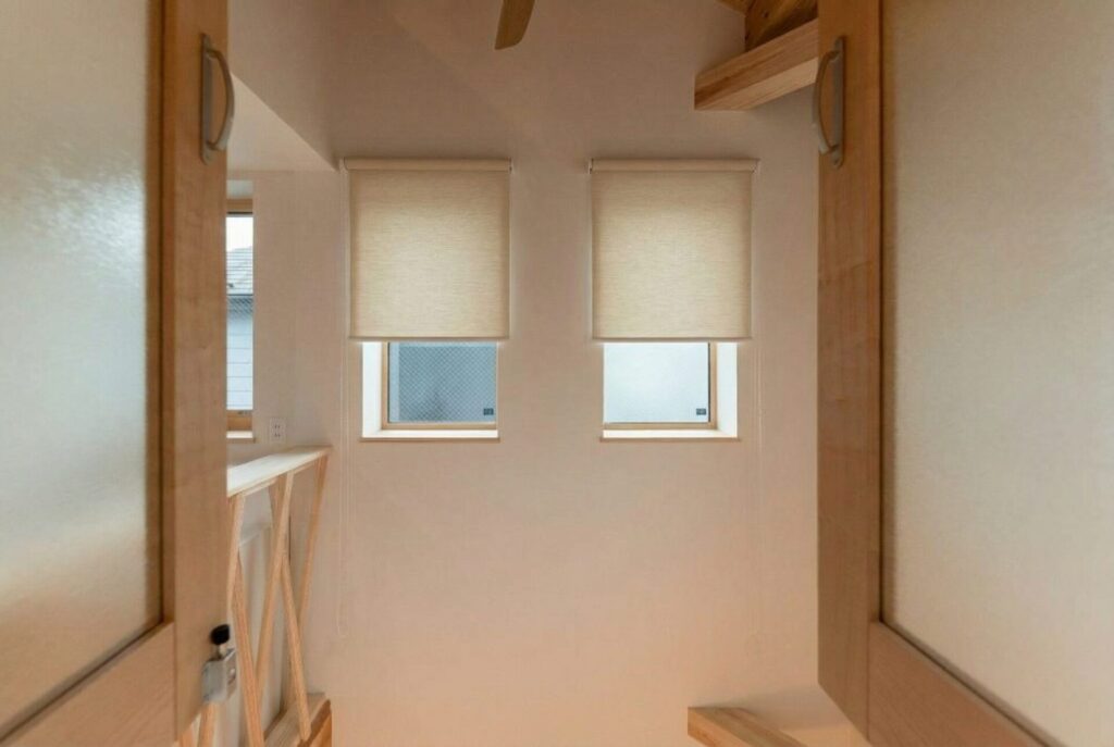 吹き抜け高窓のカーテンやブラインドのイメージ