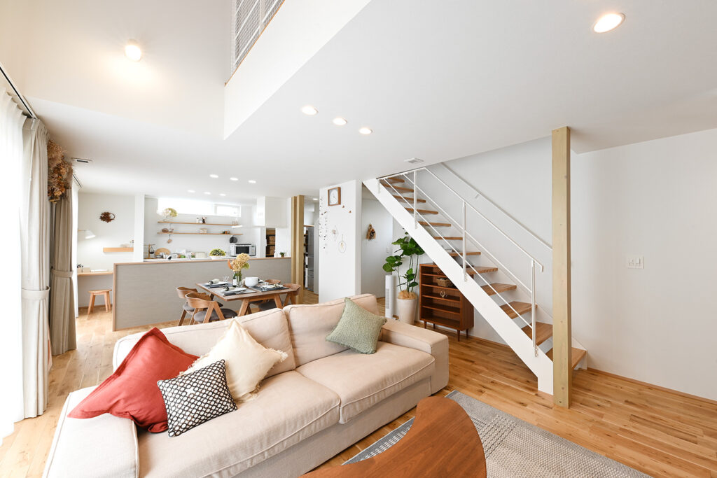 吹き抜けのある明るいリビングのイメージ