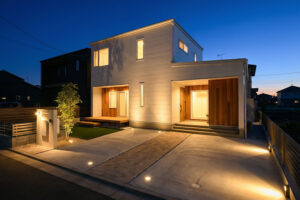 注文住宅の外構費の目安がわかるイメージ(駐車場・門柱・フェンス)