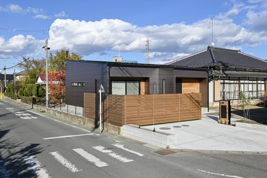 植栽とフェンスで道路からの視線をやわらげた外構の例 