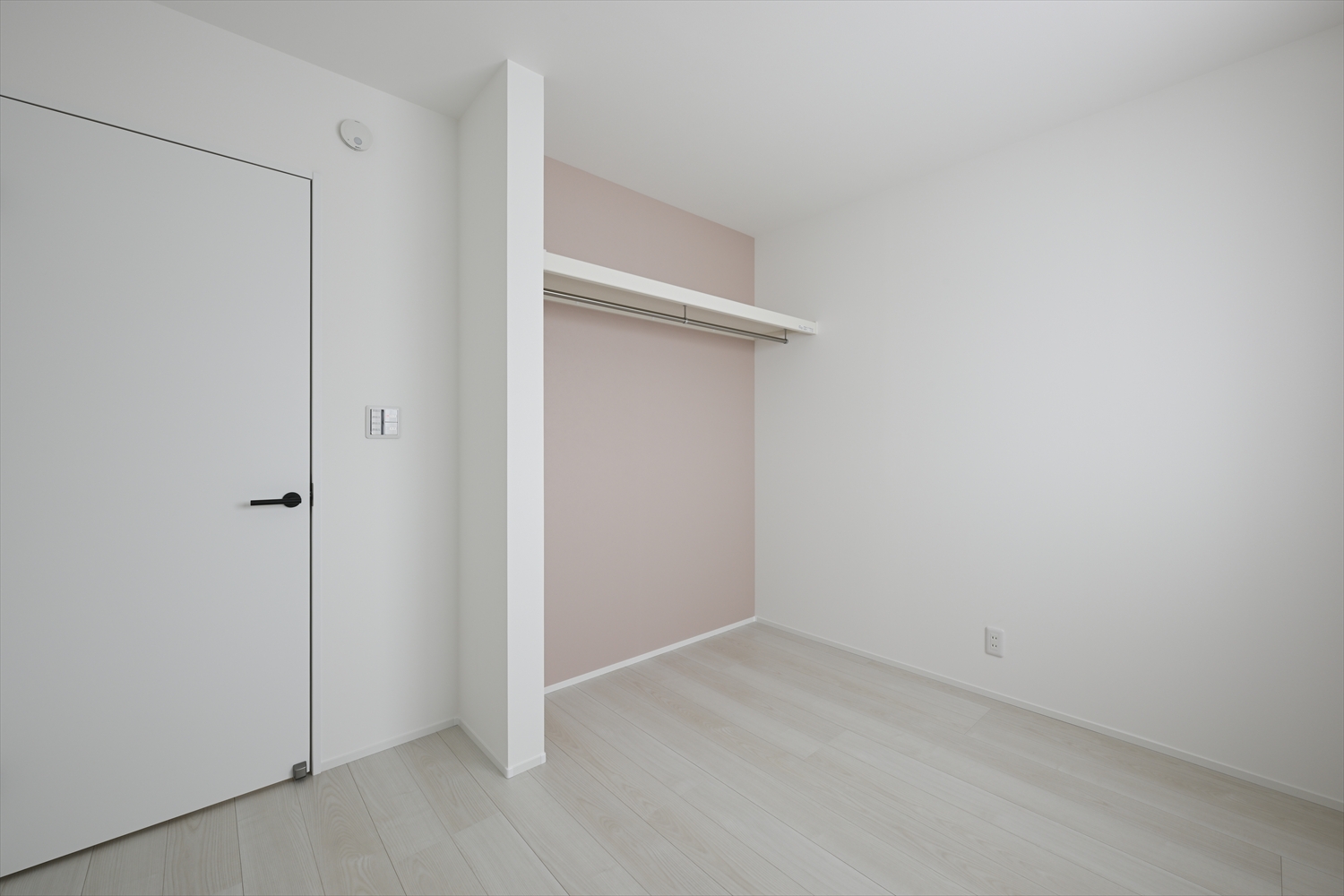 洋室の内観（採光とアクセント壁で心地よく）