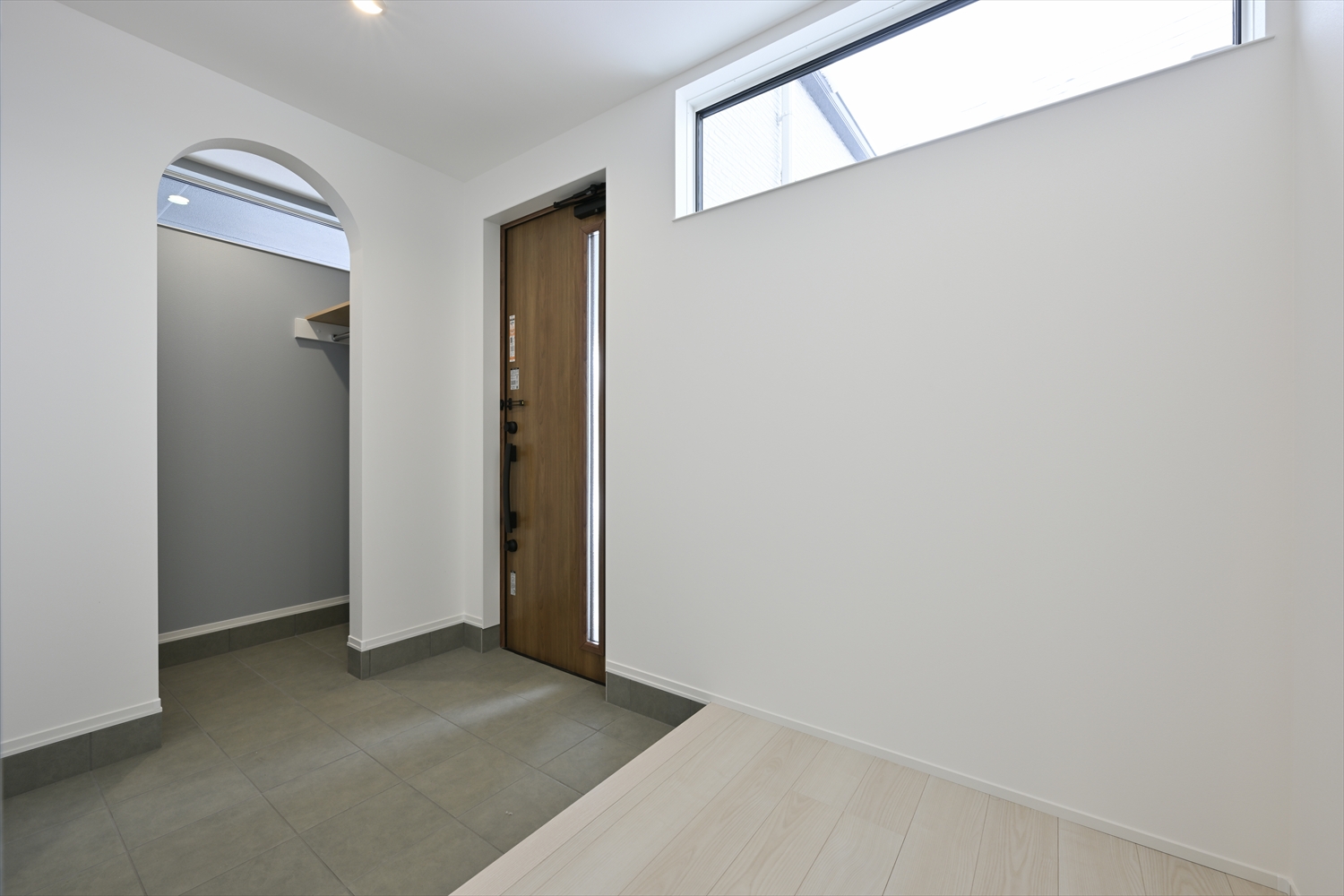 アーチ開口のある玄関（平屋のエントランス）