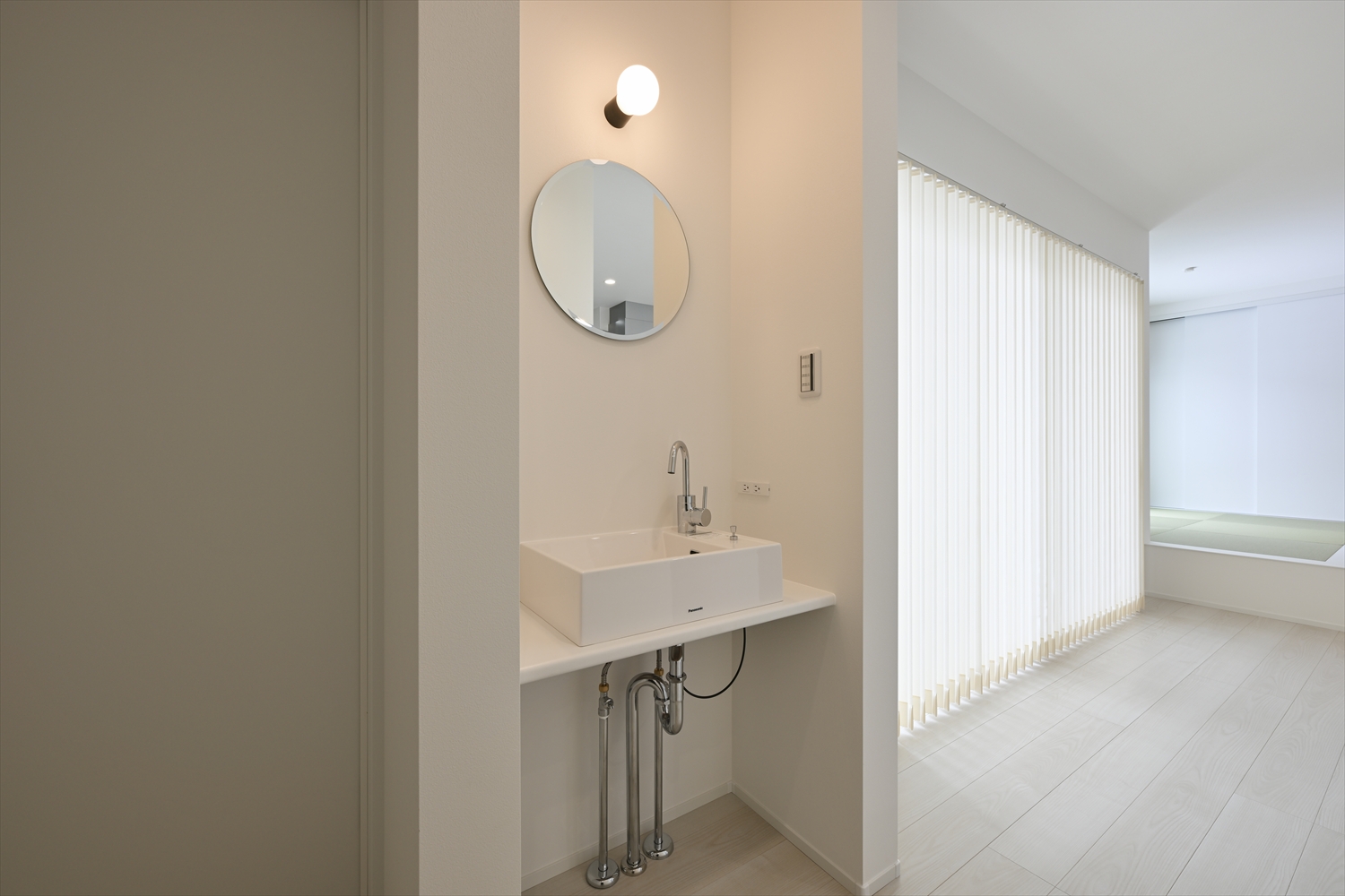 リビング奥の手洗いコーナー（帰宅後の動線）