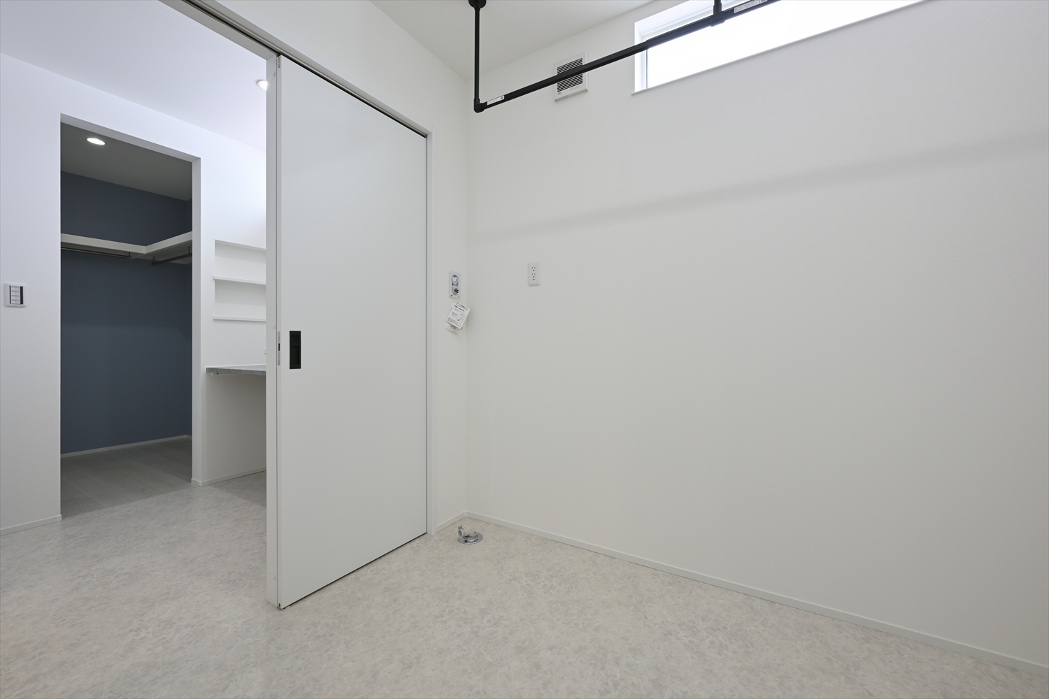 ランドリールームからファミリークローゼットへ一直線の家事動線