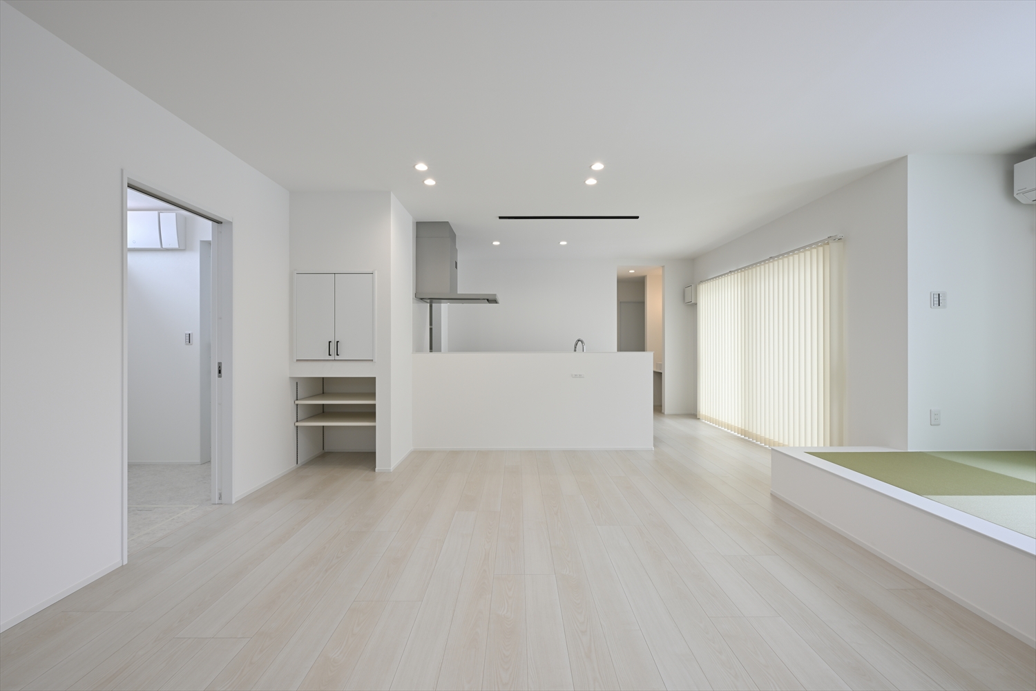 リビングからキッチンを望むLDK（平屋の一体空間）