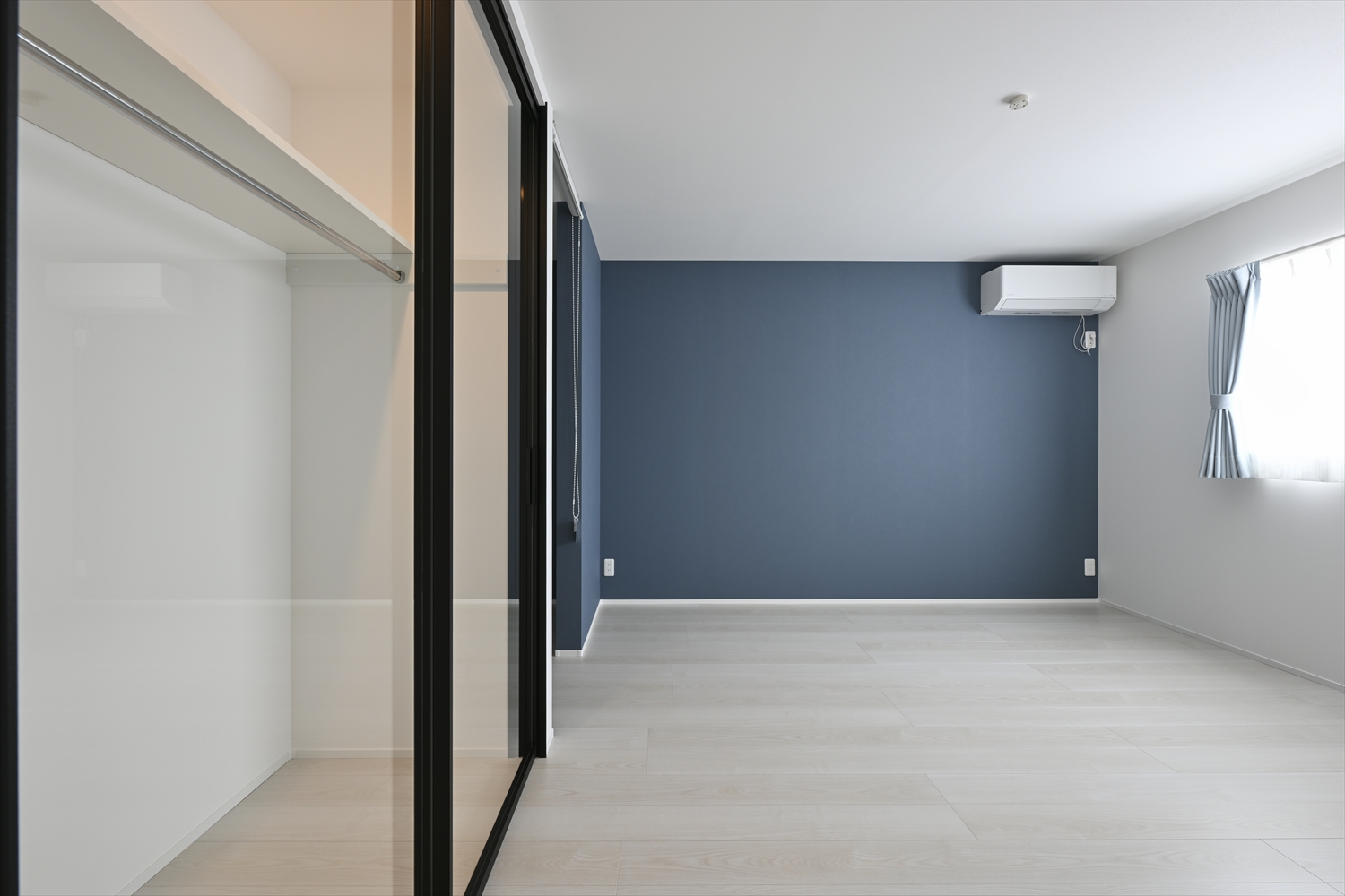 主寝室の全景（収納スペースとつながるレイアウト）