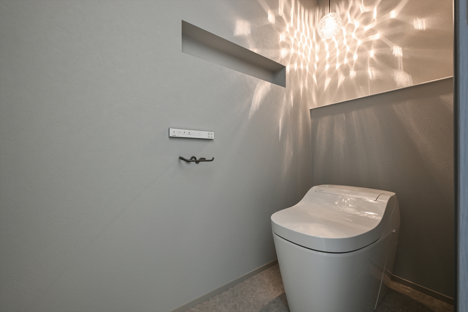 アクセント照明が印象的なトイレ空間