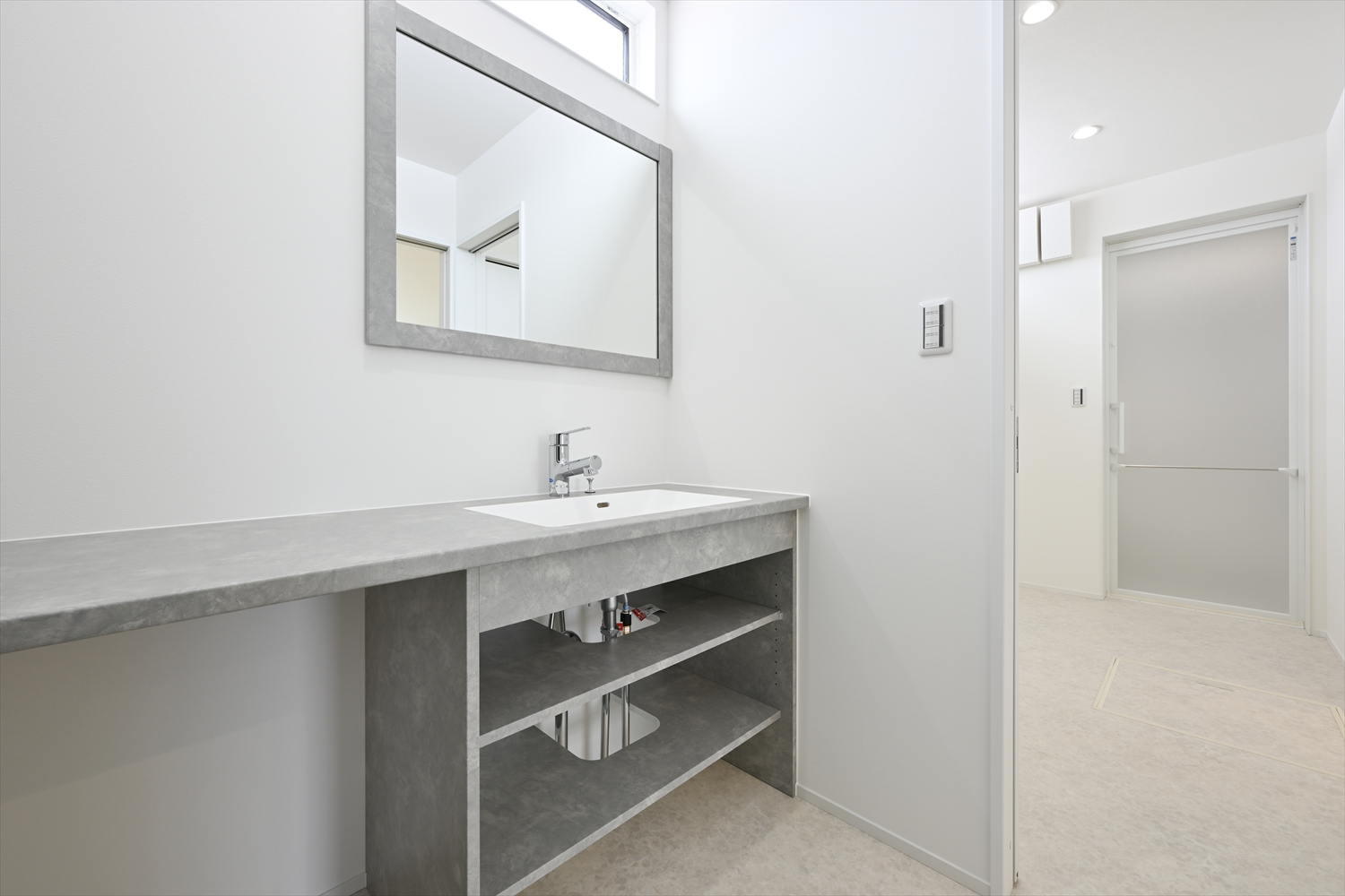 ワイドカウンターの洗面化粧台（オープン収納）