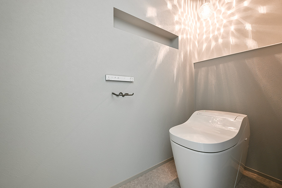 落ち着いた内装と照明で整えたトイレ空間のイメージ