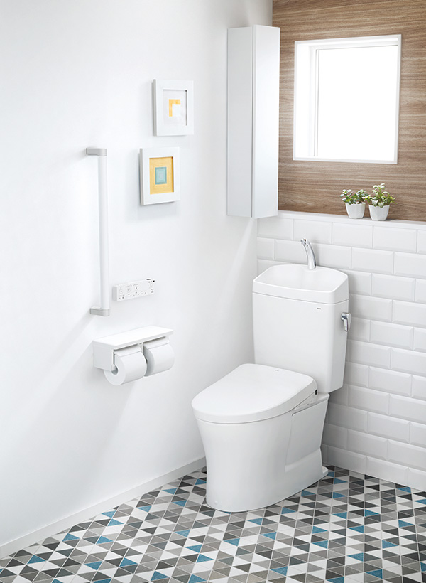 TOTO ピュアレストQRの施工イメージ。白を基調にした明るいトイレ空間（床下排水・排水芯200対応）