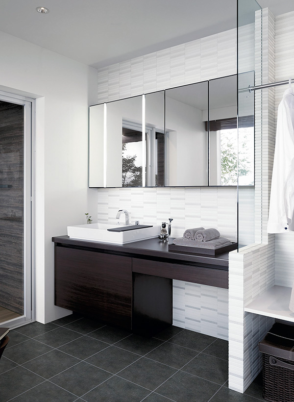 LIXIL ルミシス（W750）の洗面化粧台。人造大理石カウンターと三面鏡で上質感のある洗面空間