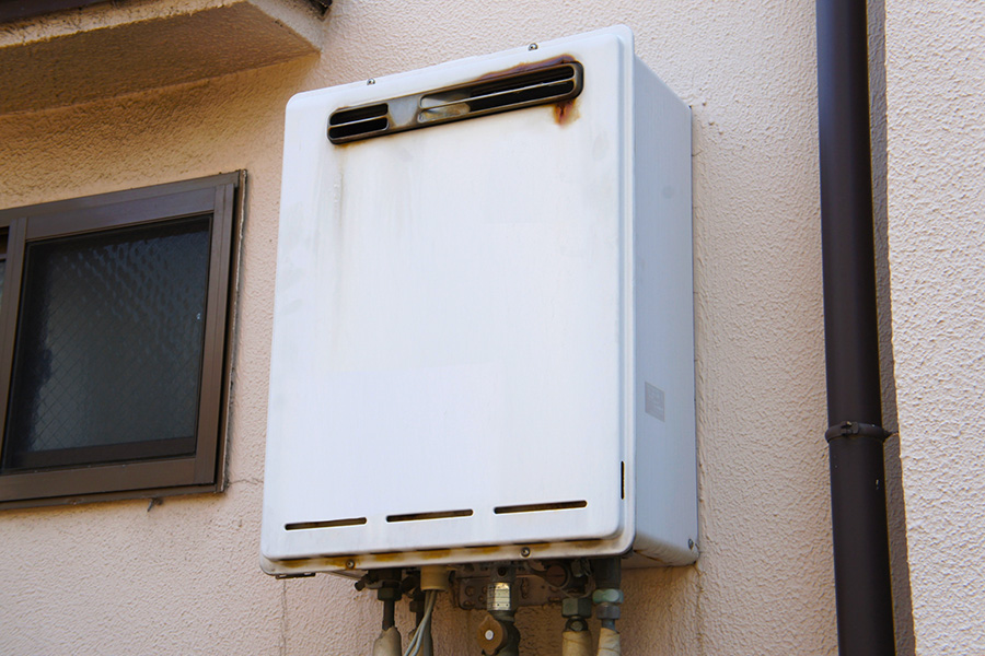 経年劣化した屋外給湯器。故障前の交換を検討するイメージ