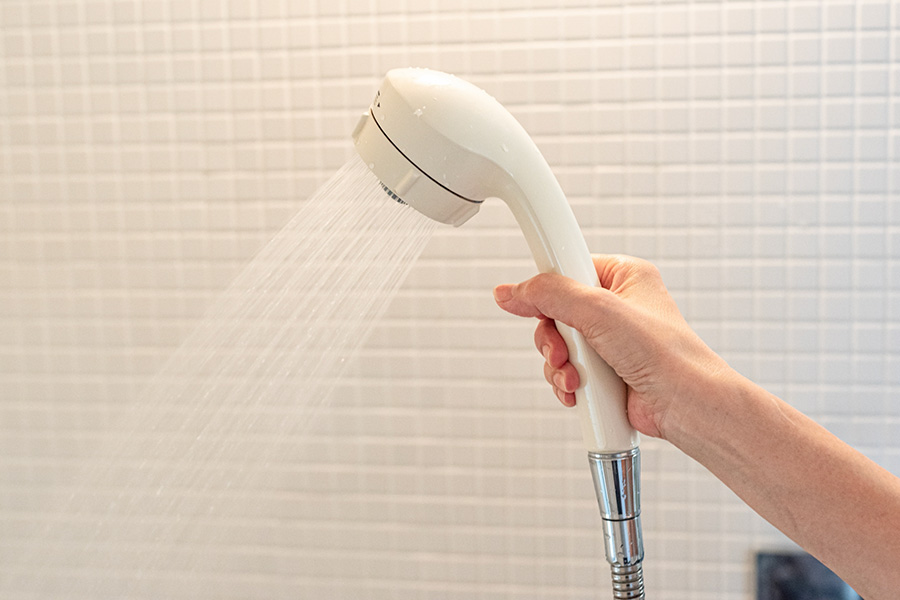 シャワーでお湯が出るまで待つストレスを減らしたいイメージ
