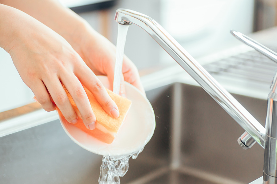 キッチンでお湯を使う場面。同時使用でも安定した給湯を目指すイメージ