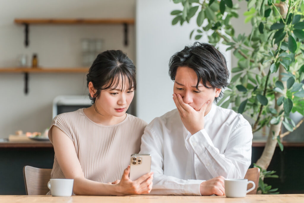 家を買うタイミングについて相談する夫婦