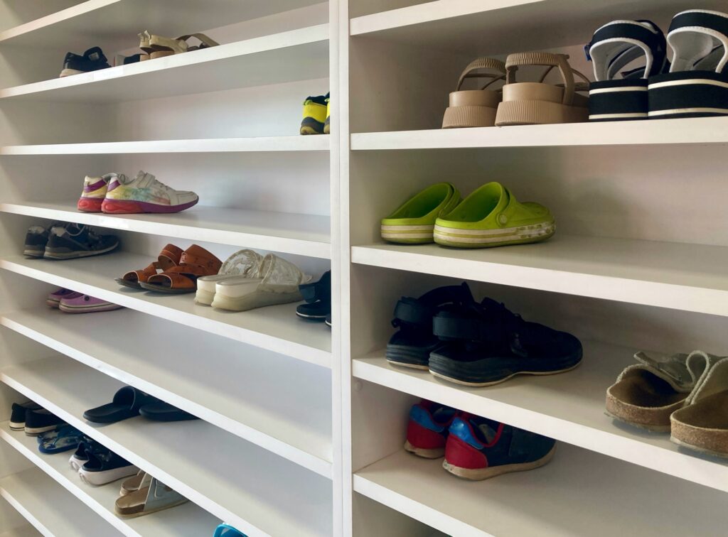 注文住宅の玄関収納でシューズクロークと壁面収納を比較できるイメージ