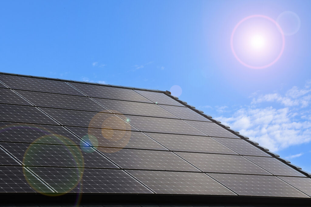 注文住宅の屋根に設置した太陽光発電パネル