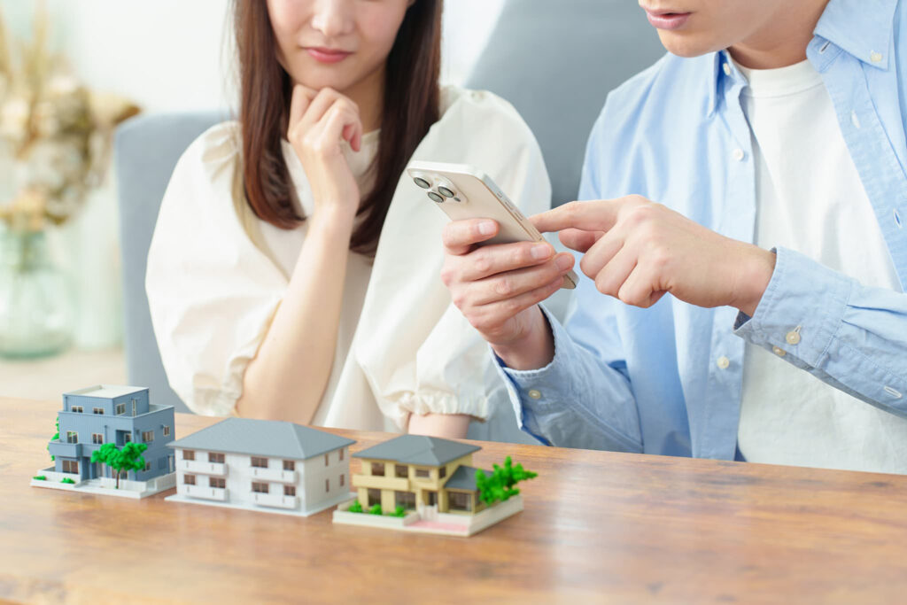 注文住宅とリノベーションを比較検討する家族のイメージ