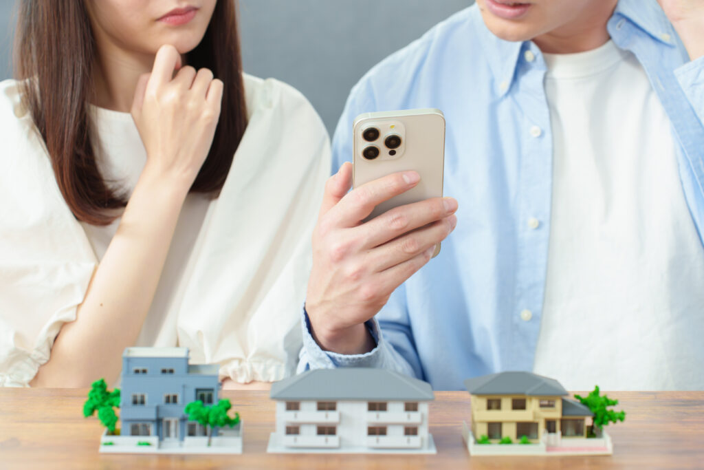 注文住宅の見積もりを比較しながら相談する家族