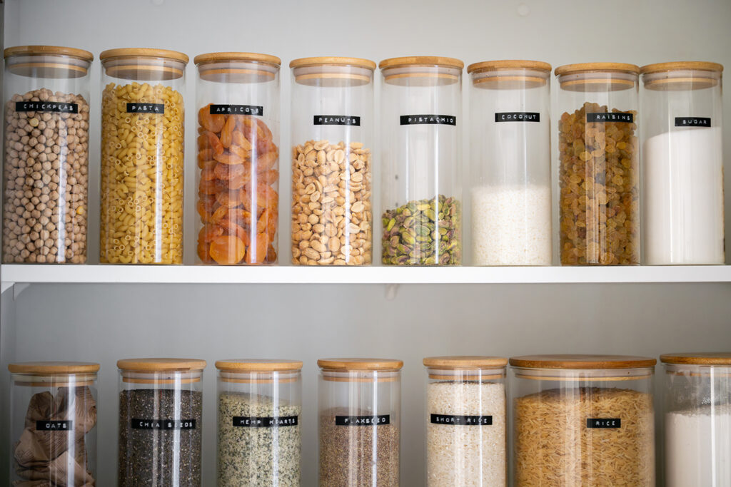 AdobeStock_1767037076 | アップルホーム 注文住宅のパントリーで食品をカテゴリ別に見やすく整理した収納例