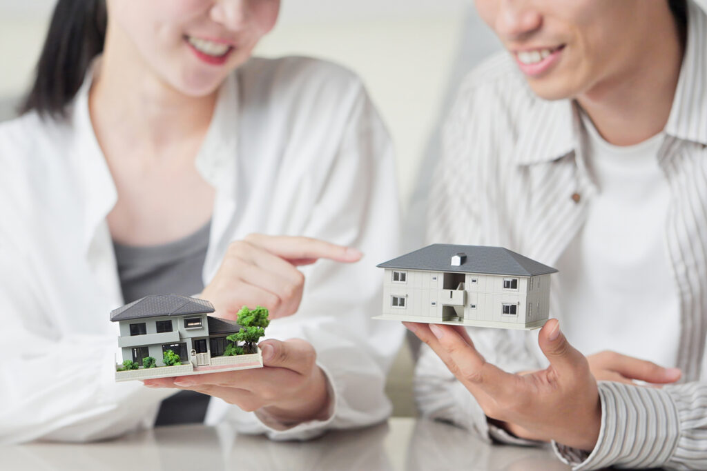 注文住宅の見積書を複数社で比較するイメージ