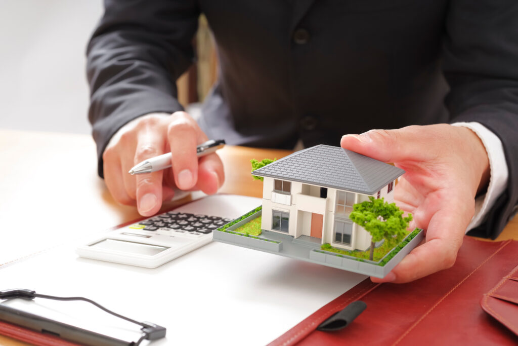 注文住宅のハウスメーカーと工務店を比較しながら相談する家族