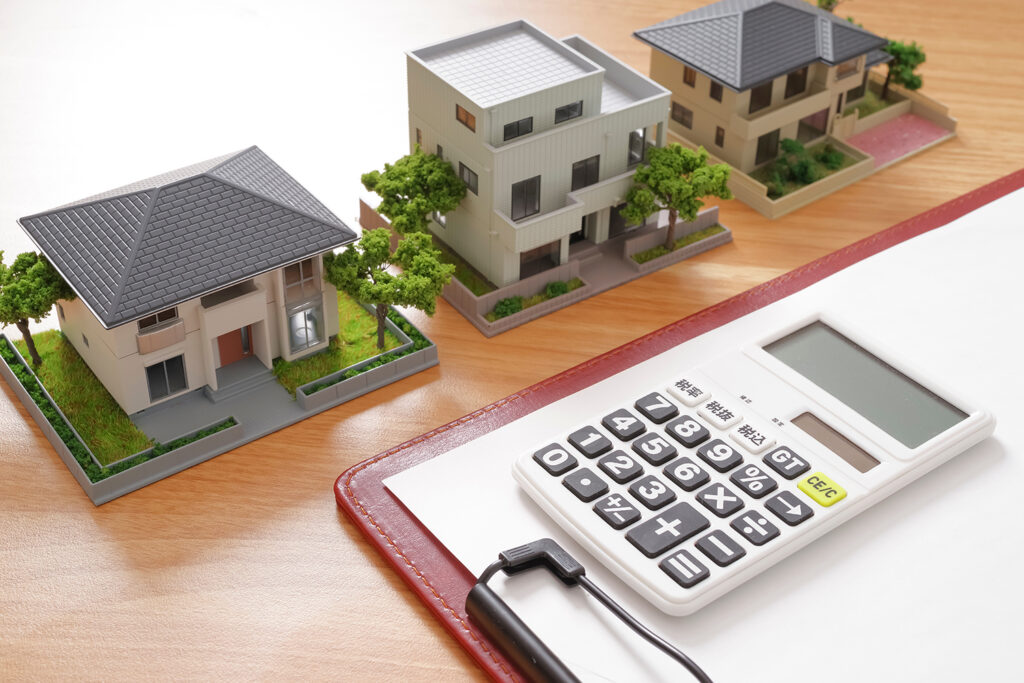 注文住宅の総額と付帯工事を見積書で確認する家族