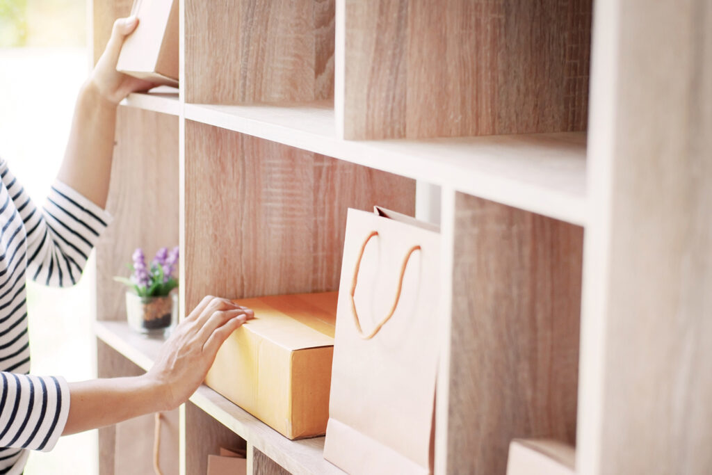 AdobeStock_245684524 | アップルホーム オープン棚のパントリーと扉付き収納を比較できる注文住宅のキッチン収納例