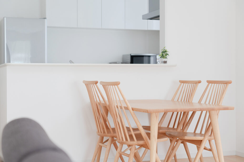 AdobeStock_303453730 | アップルホーム ダイニングから見ても整って見える注文住宅のキッチン背面収納