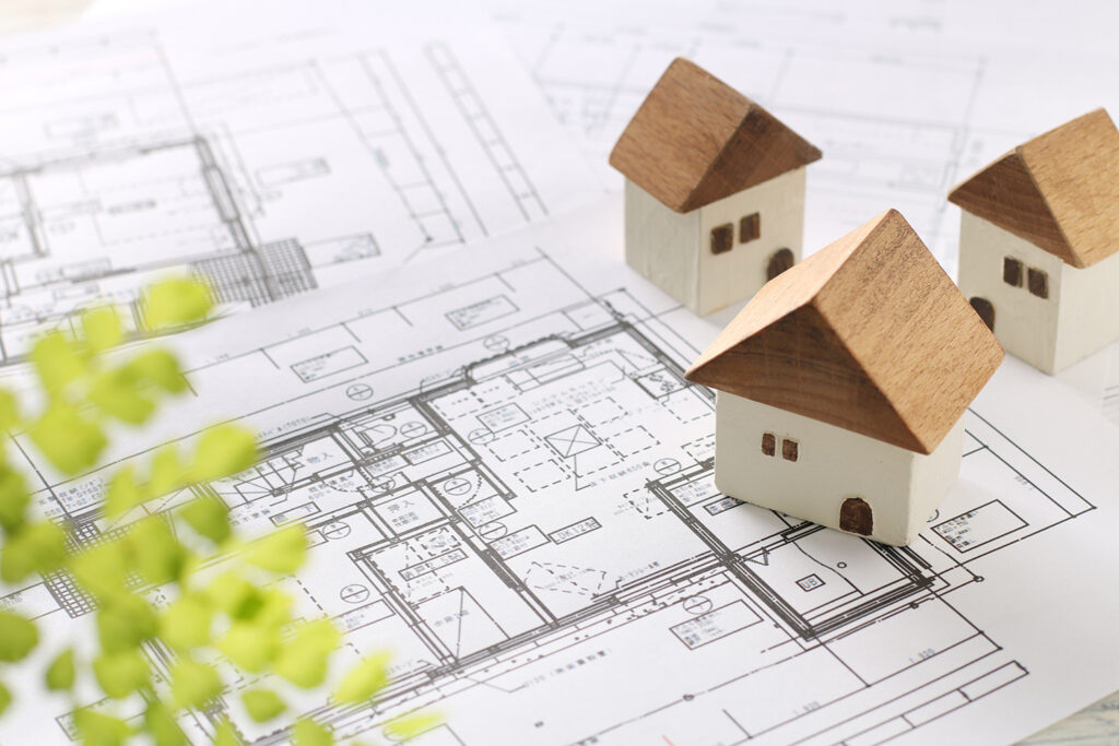 AdobeStock_399911985 | アップルホーム 注文住宅の総額やコミコミ価格について相談する家族