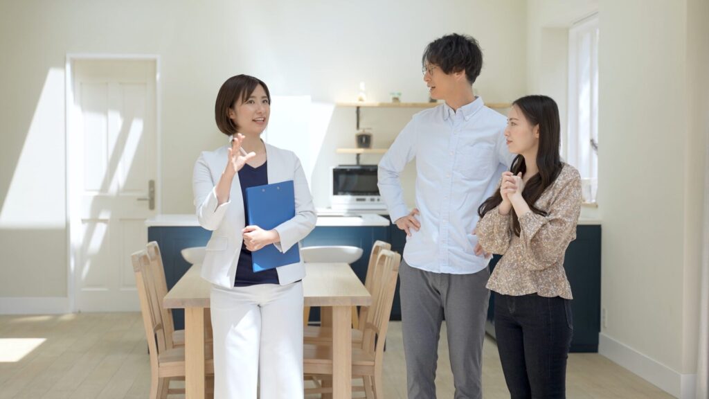 注文住宅のモデルハウスでキッチンとダイニングの動線を確認する様子