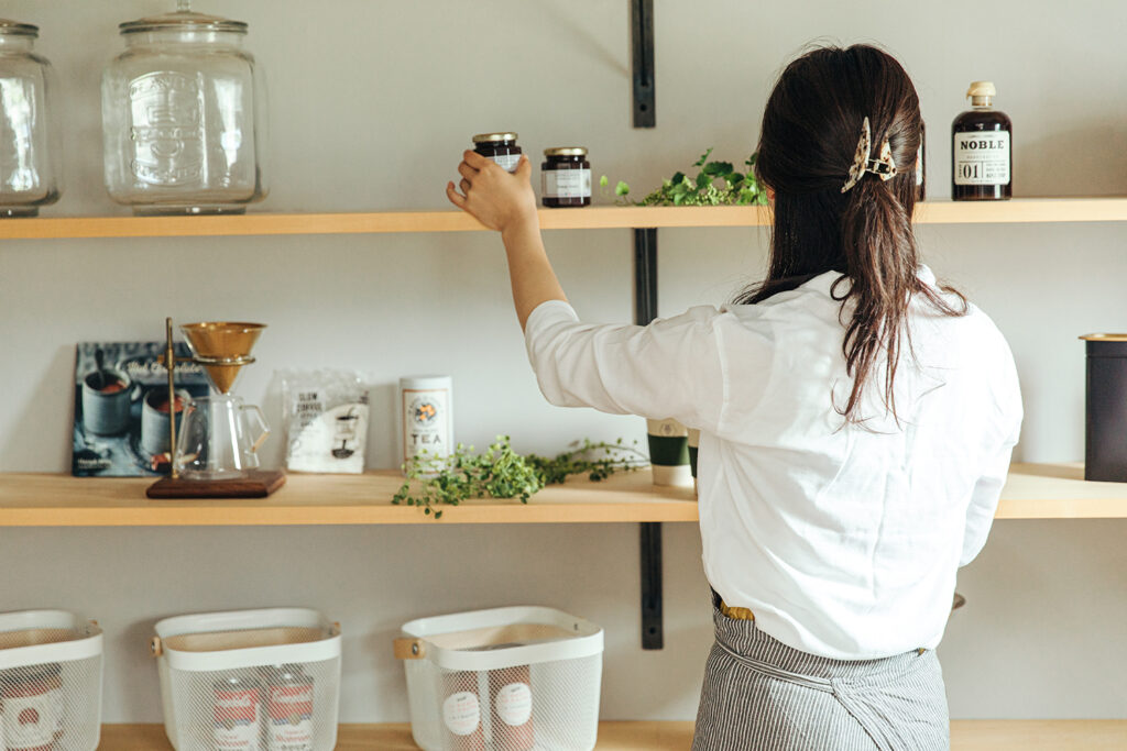 AdobeStock_460207345 | アップルホーム 書類や日用品を整理しやすいリビング収納のある注文住宅