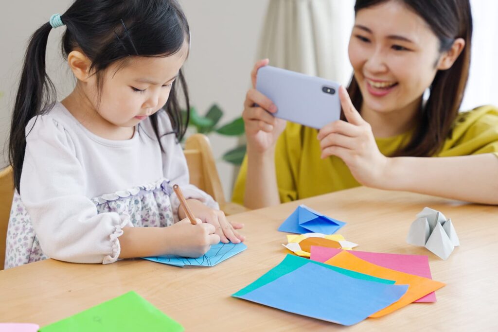 AdobeStock_472151058 | アップルホーム 子どもの絵を写真保存しながら一部を実物で残している整理方法