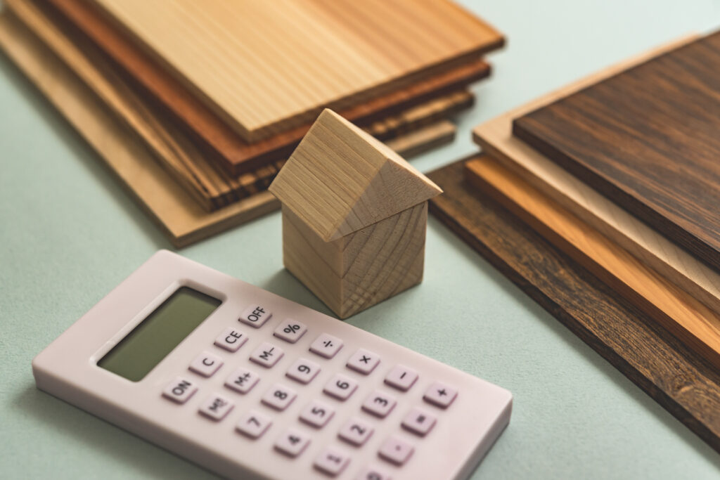 注文住宅の総額と付帯工事を見積書で確認する家族