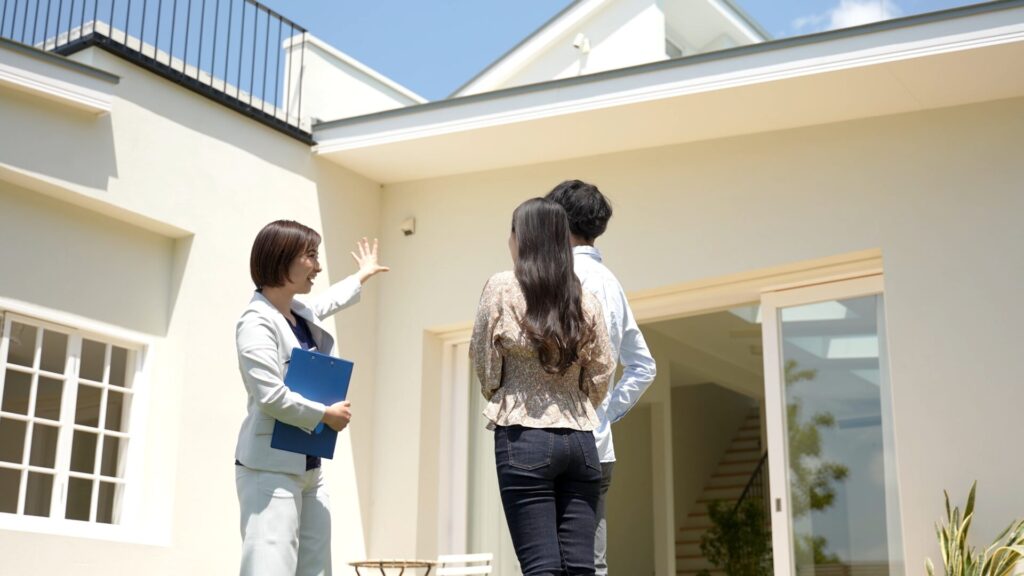 注文住宅のモデルハウス外観を家族が見学している様子