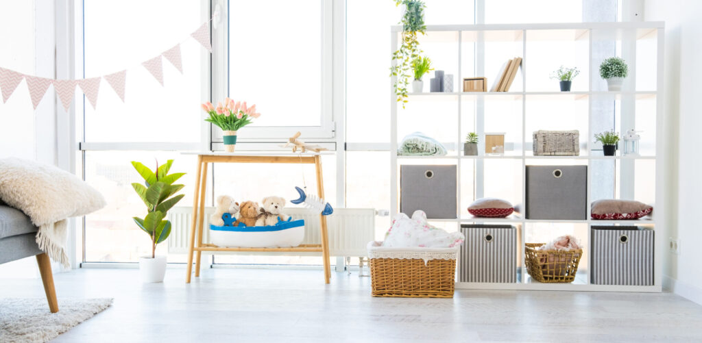 Room interior with organizer | アップルホーム リビング収納のオープン棚と扉収納の使い分け例