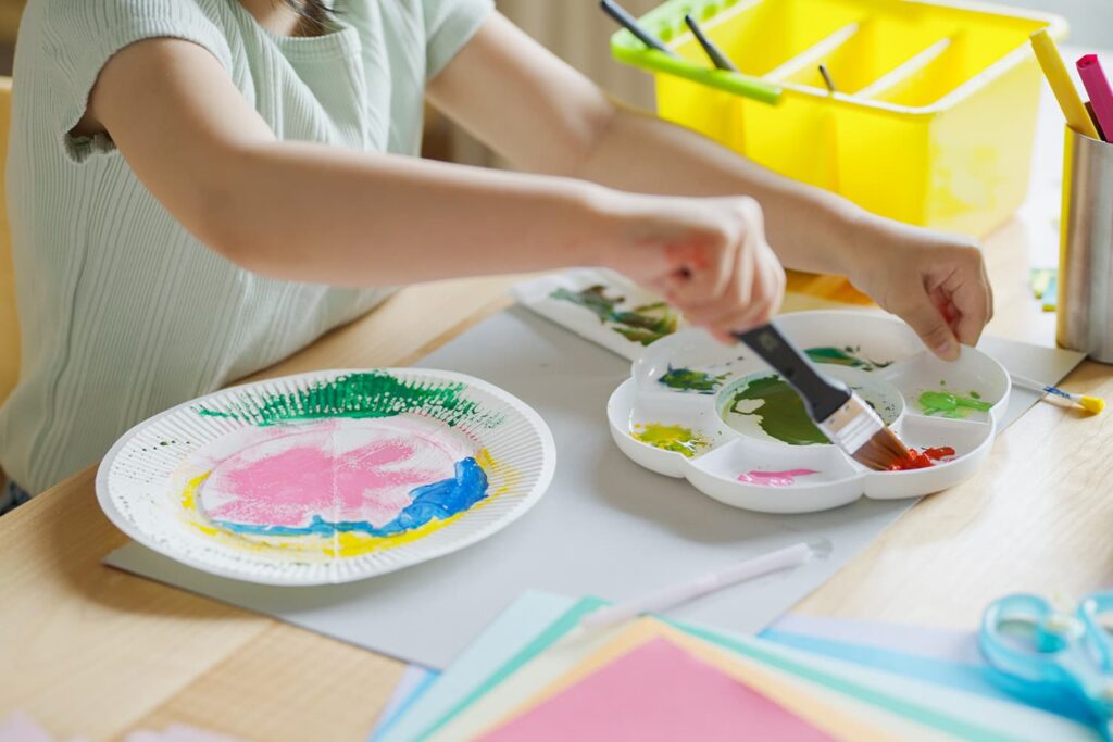 AdobeStock_503151729 | アップルホーム 子どもの作品を残す・飾る・データ化に分類しているファイル収納