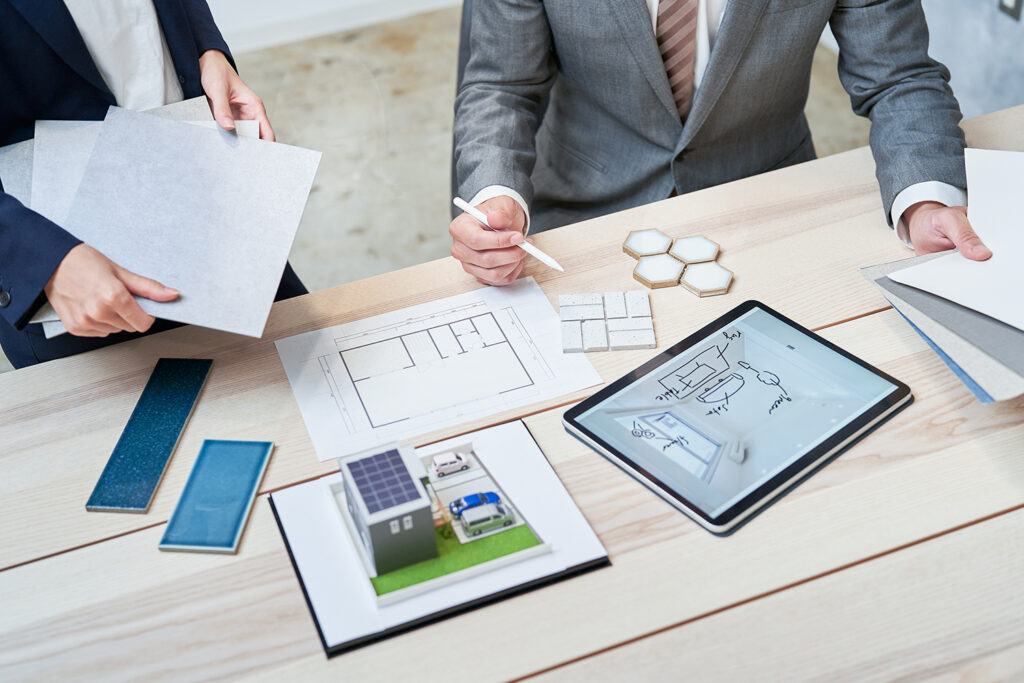 敷地条件を確認しながら駐車スペース寸法を検討する様子。